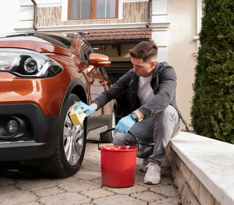 Lavage auto à domicile Pernes-les-Fontaines : professionnel intervenant sur un véhicule